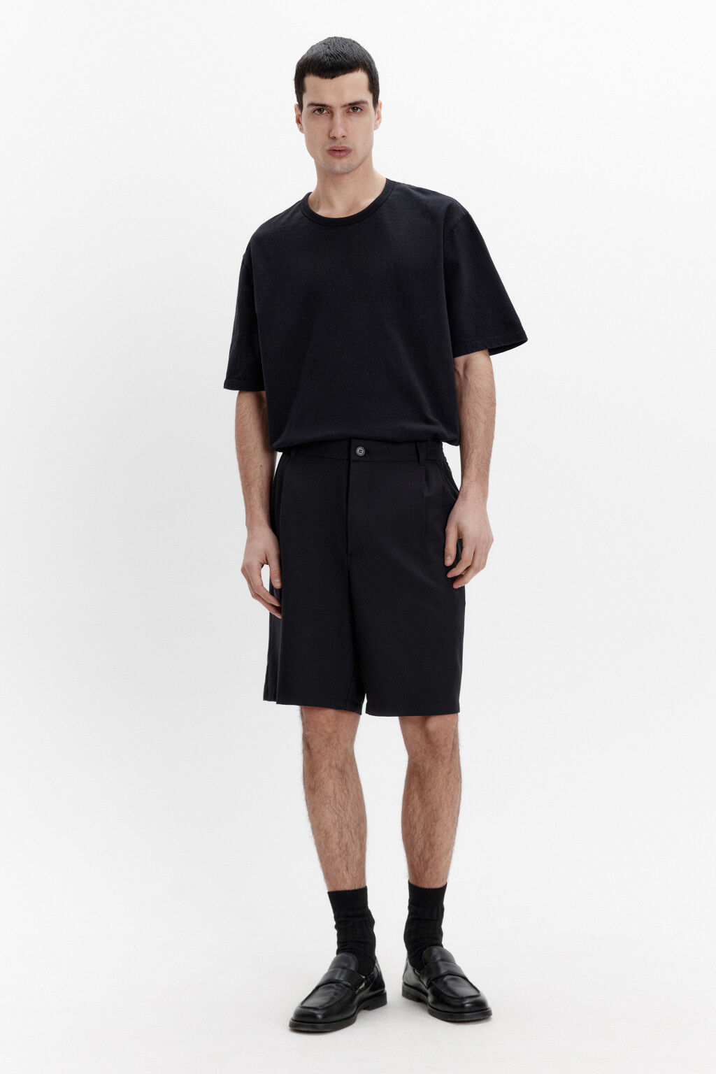 Шорты-бермуды костюмные со складками на поясе - цвет черный - 4