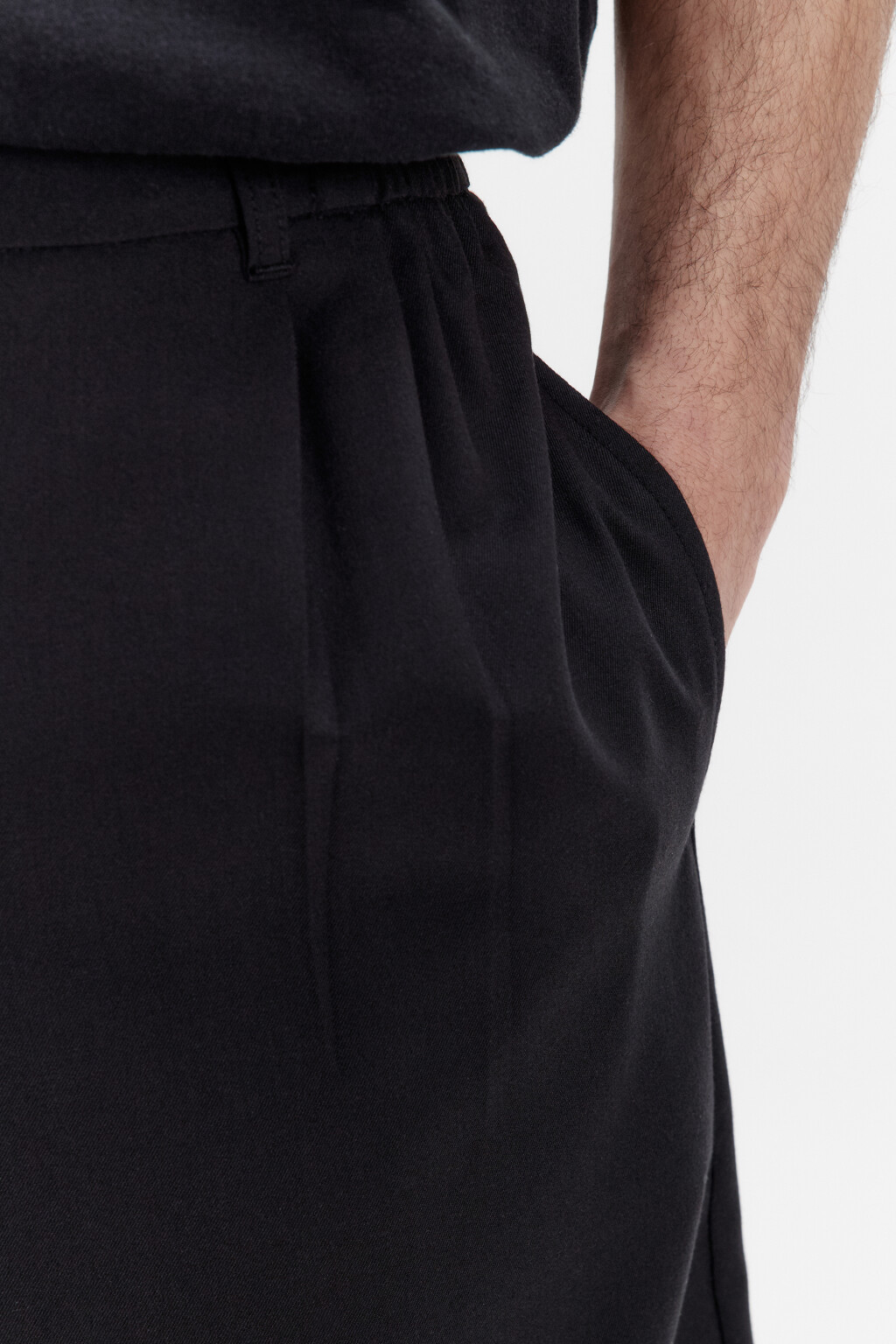 Шорты-бермуды костюмные со складками на поясе - цвет черный - 6