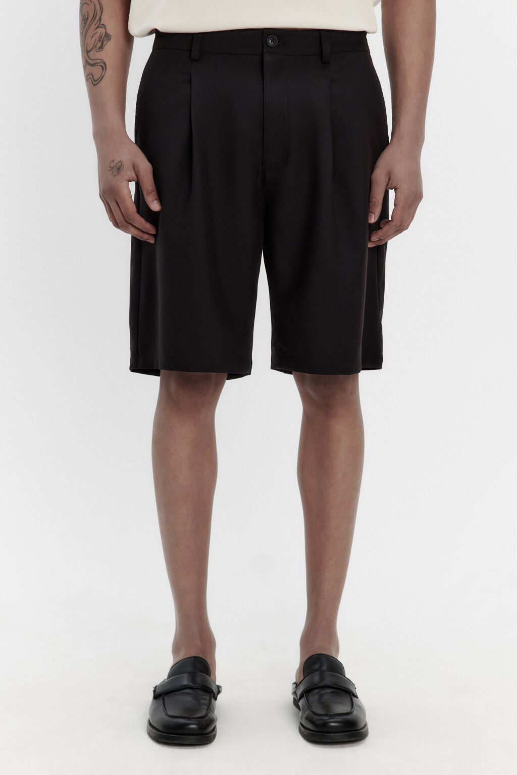Шорты костюмные со складками на поясе - цвет черный - 2