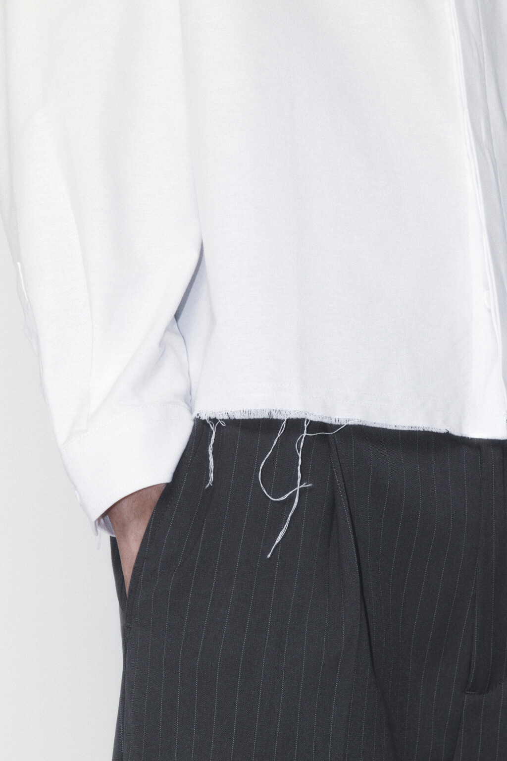 Рубашка хлопковая с обрезанными краями - цвет белый - 6