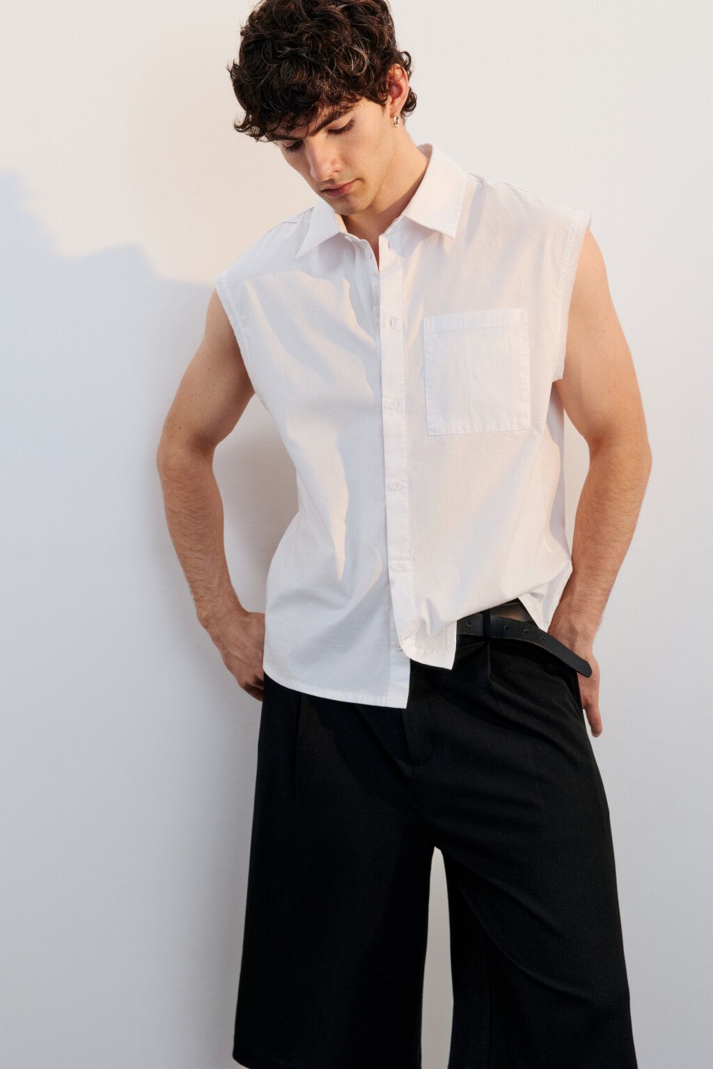 Рубашка хлопковая с обрезанными рукавами - цвет белый - 1