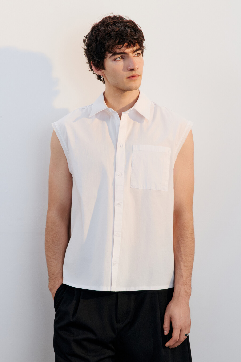 Рубашка хлопковая с обрезанными рукавами - цвет белый - 2