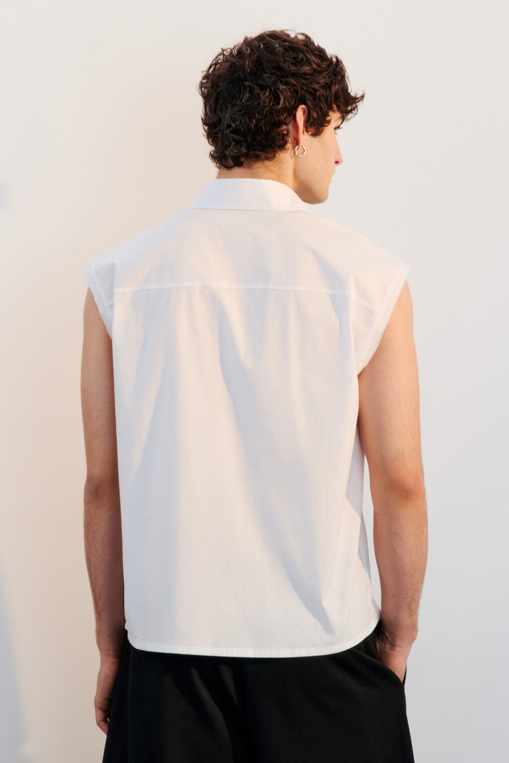 Рубашка хлопковая с обрезанными рукавами - цвет белый - 3