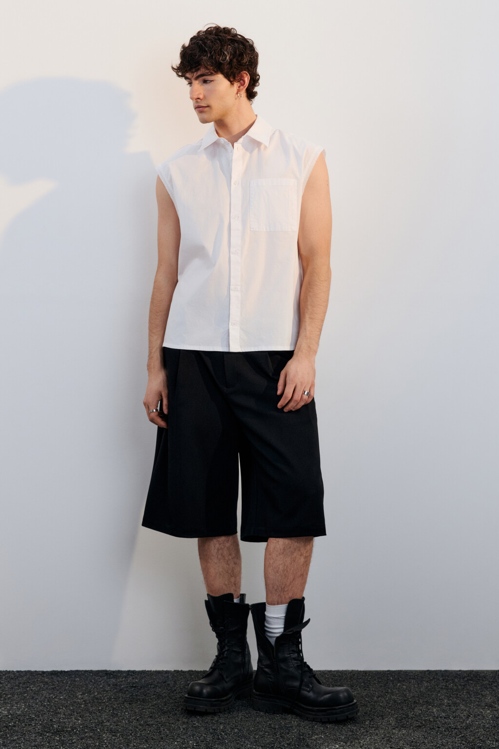 Рубашка хлопковая с обрезанными рукавами - цвет белый - 4