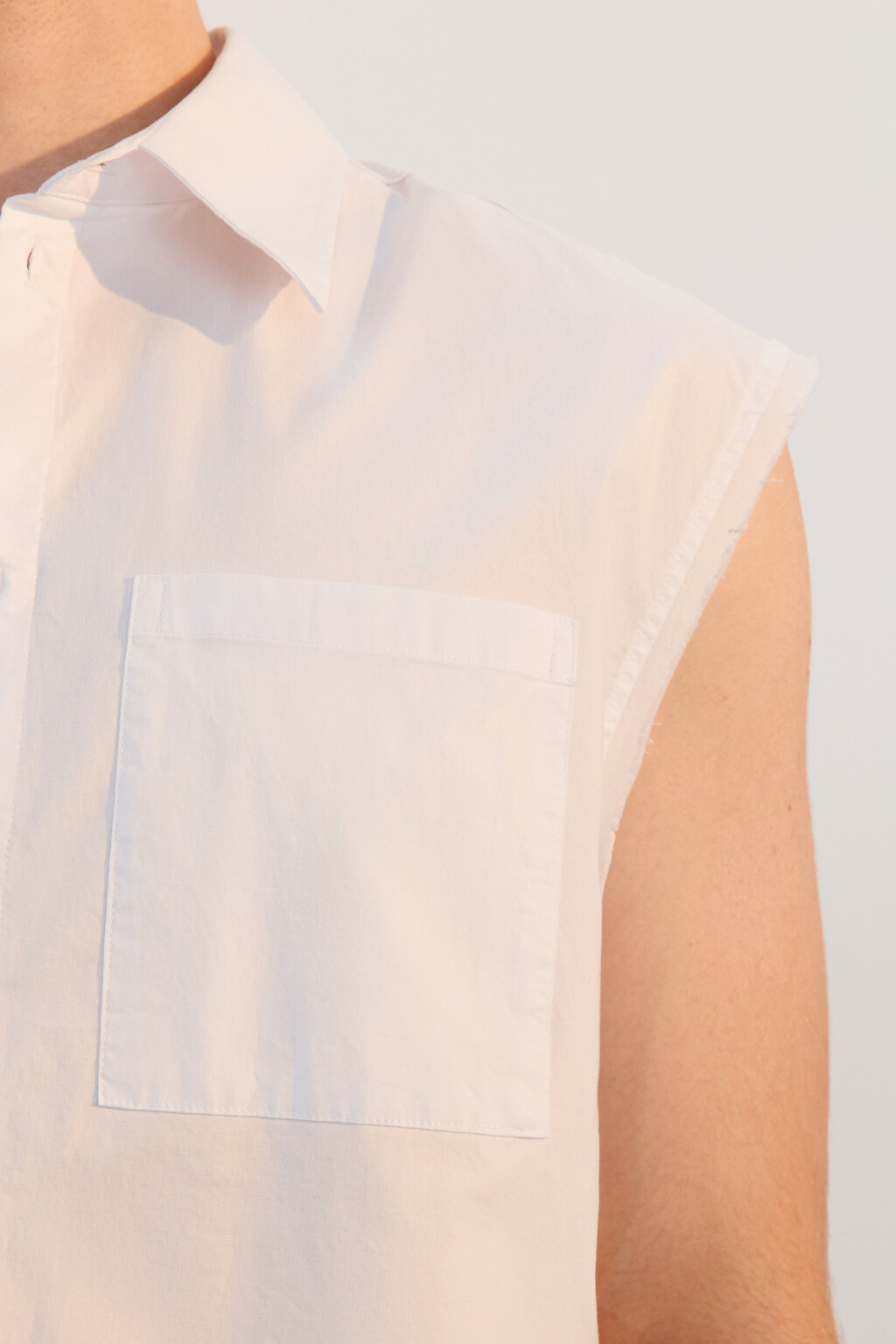 Рубашка хлопковая с обрезанными рукавами - цвет белый - 6