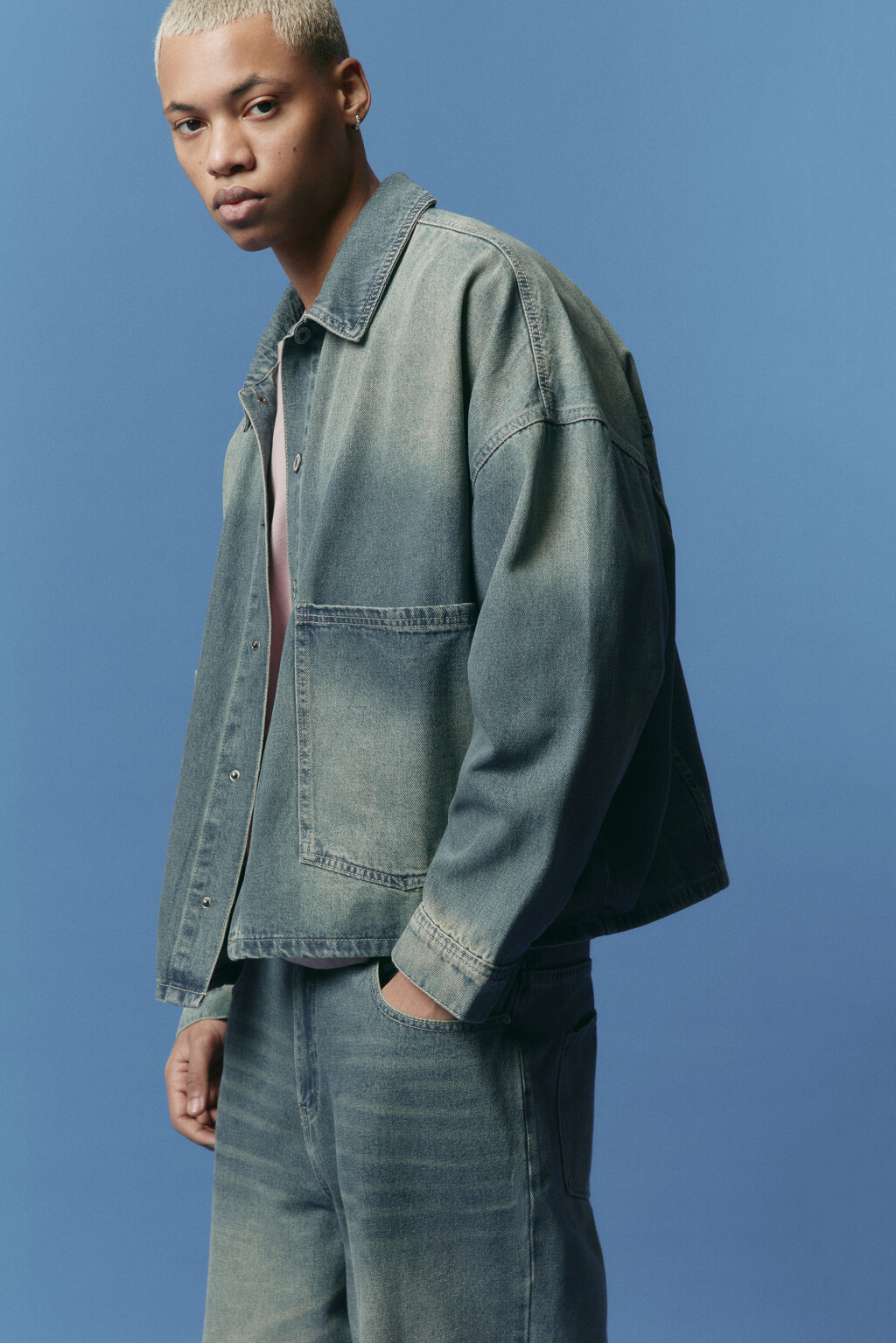 Рубашка джинсовая с накладными карманами - цвет голубой - 2