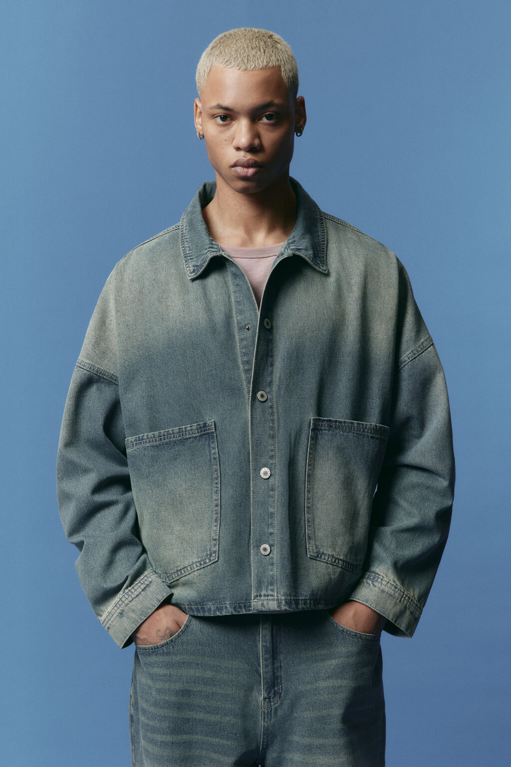 Рубашка джинсовая с накладными карманами - цвет голубой - 3