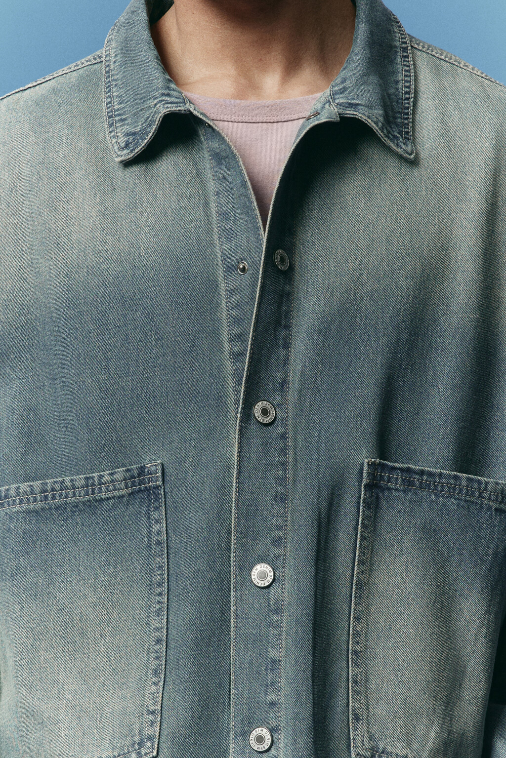 Рубашка джинсовая с накладными карманами - цвет голубой - 6