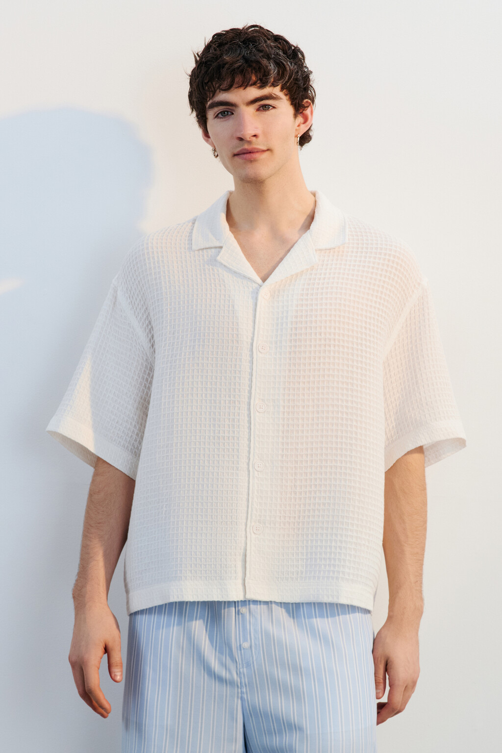 Рубашка хлопковая с вафельной фактурой - цвет белый - 2