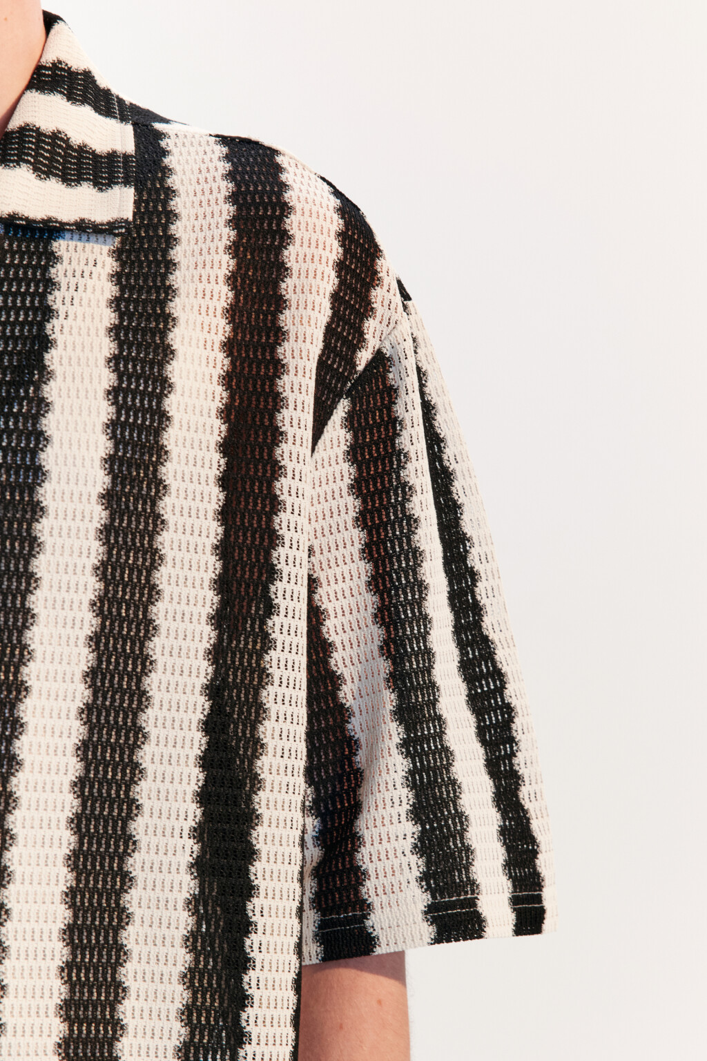 Рубашка ажурная в полоску - цвет черный - 7