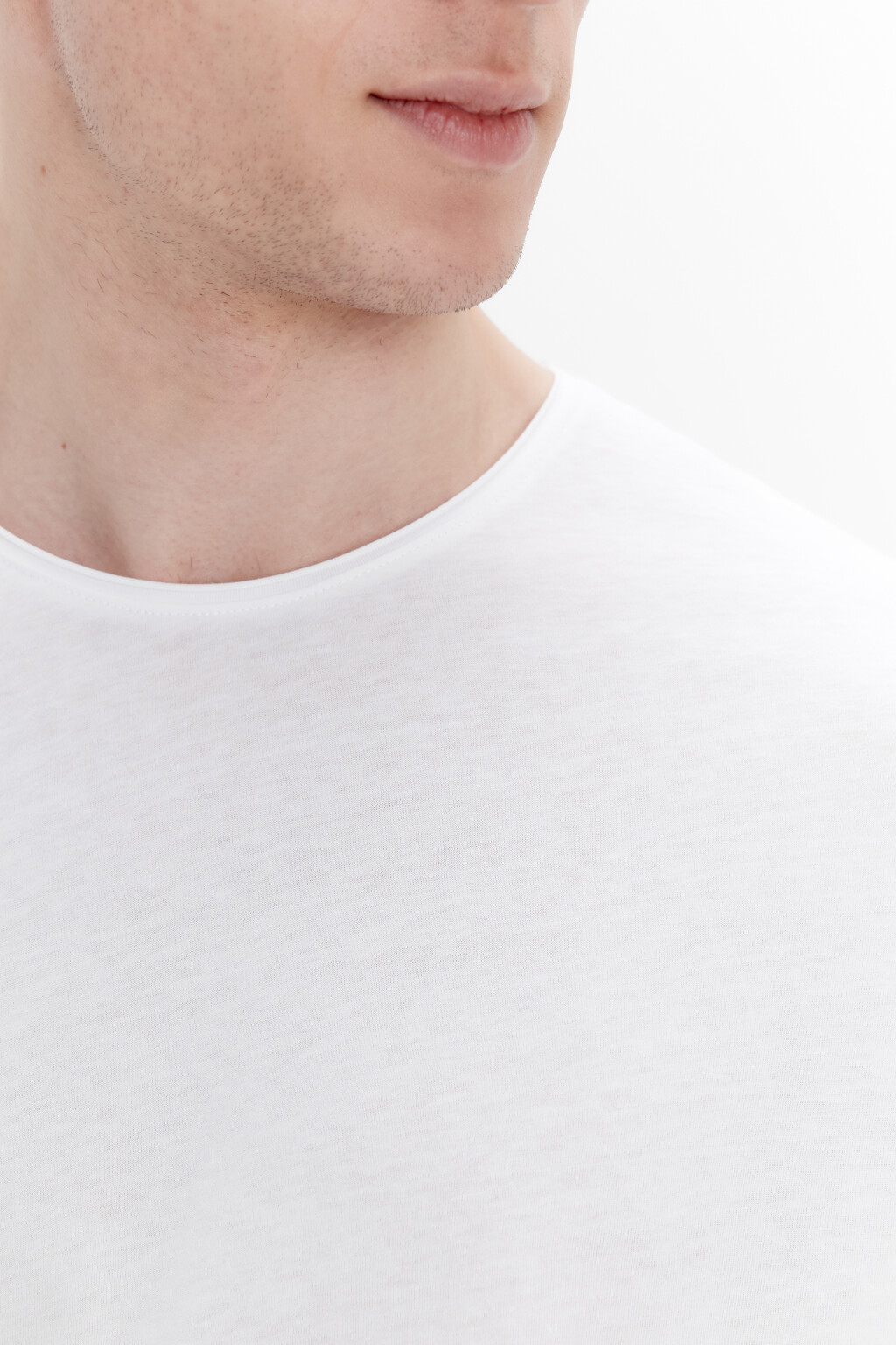 Футболка хлопковая с открытыми срезами - цвет белый - 5