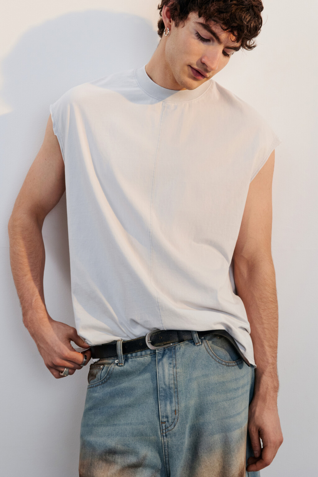 Футболка хлопковая с обрезанными рукавами - цвет белый - 2