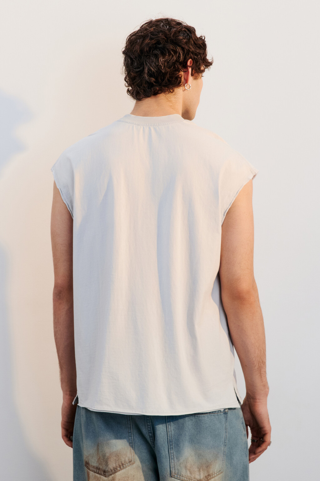 Футболка хлопковая с обрезанными рукавами - цвет белый - 4