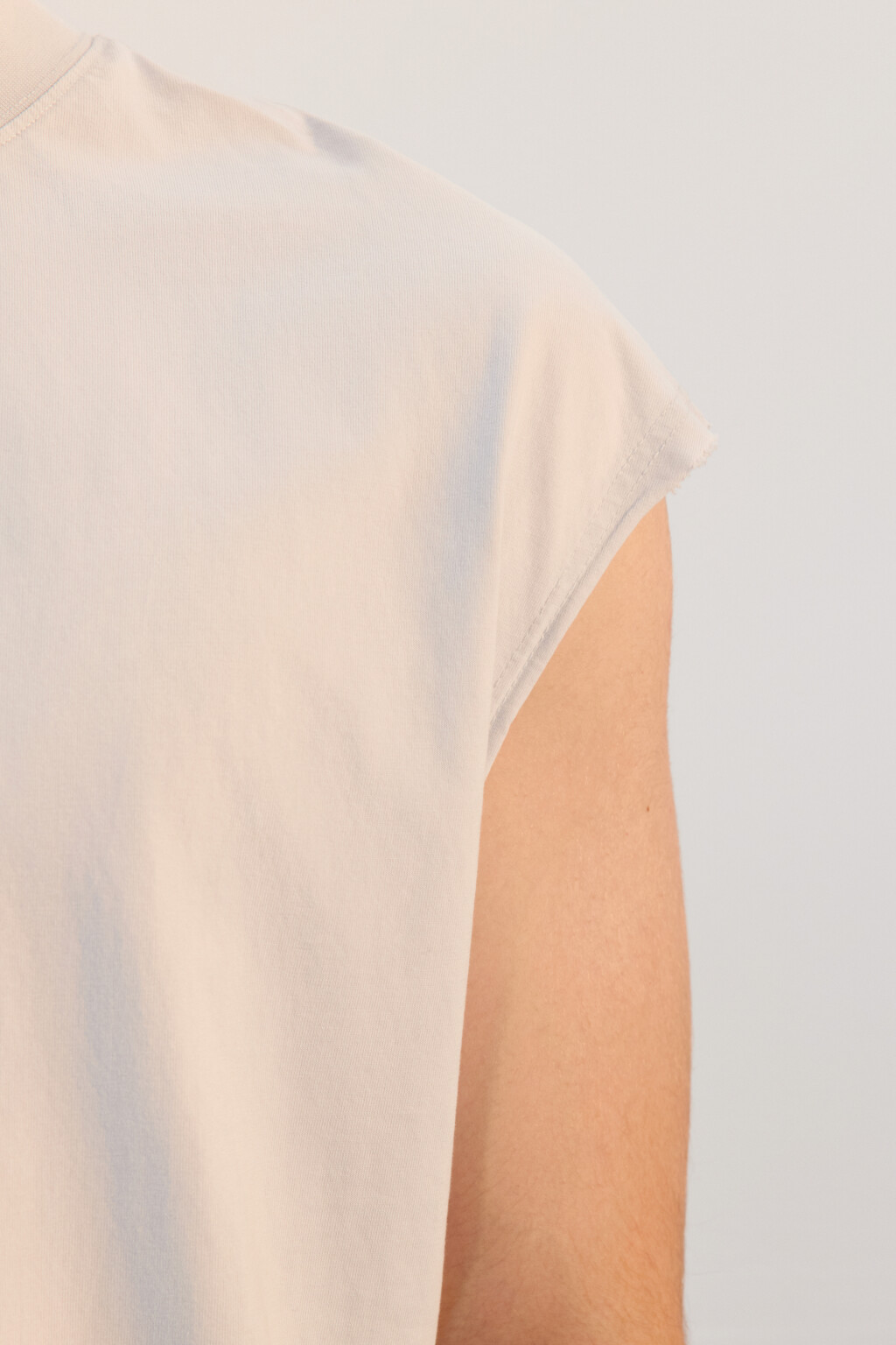 Футболка хлопковая с обрезанными рукавами - цвет белый - 7