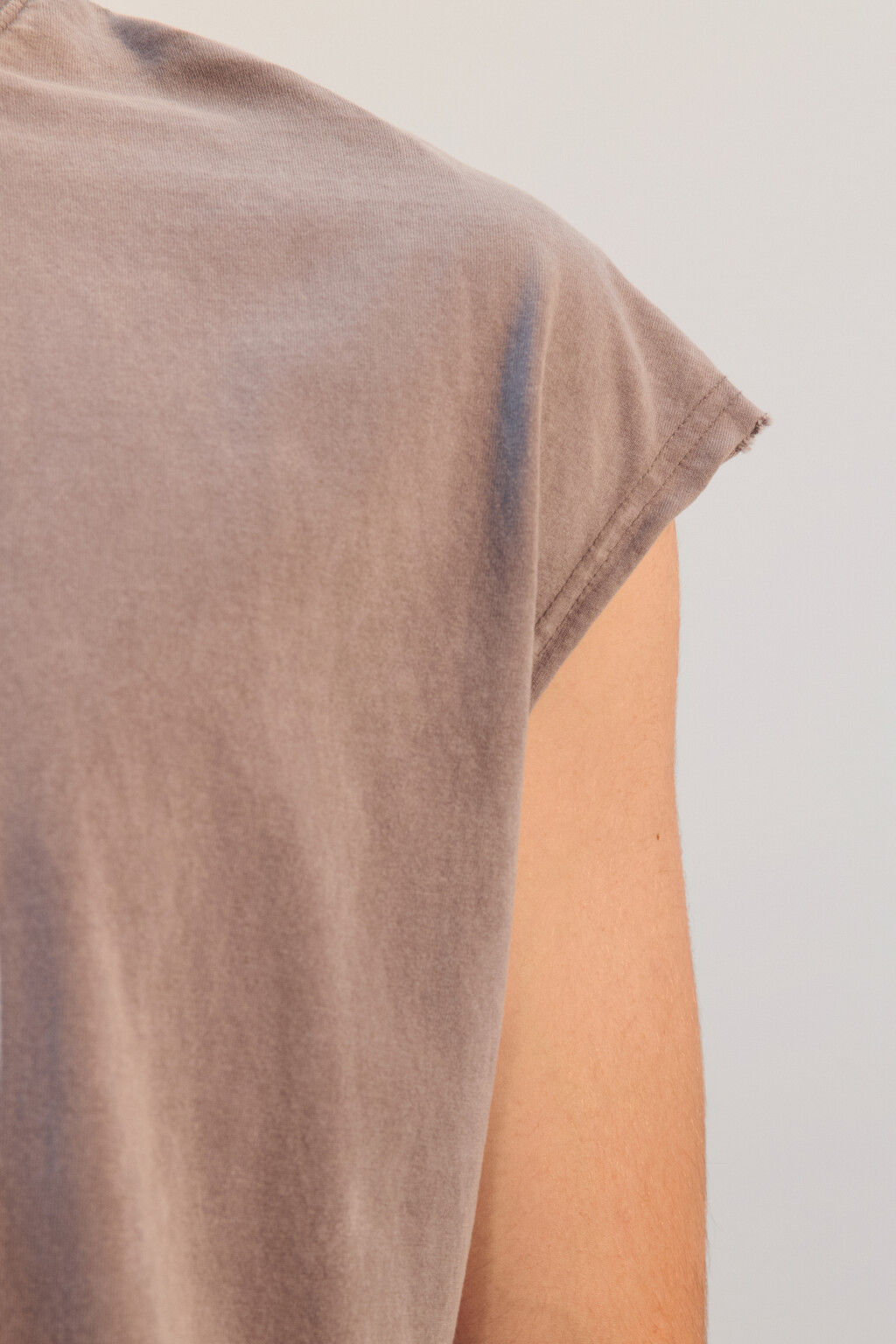Футболка хлопковая с обрезанными рукавами - цвет серый - 6