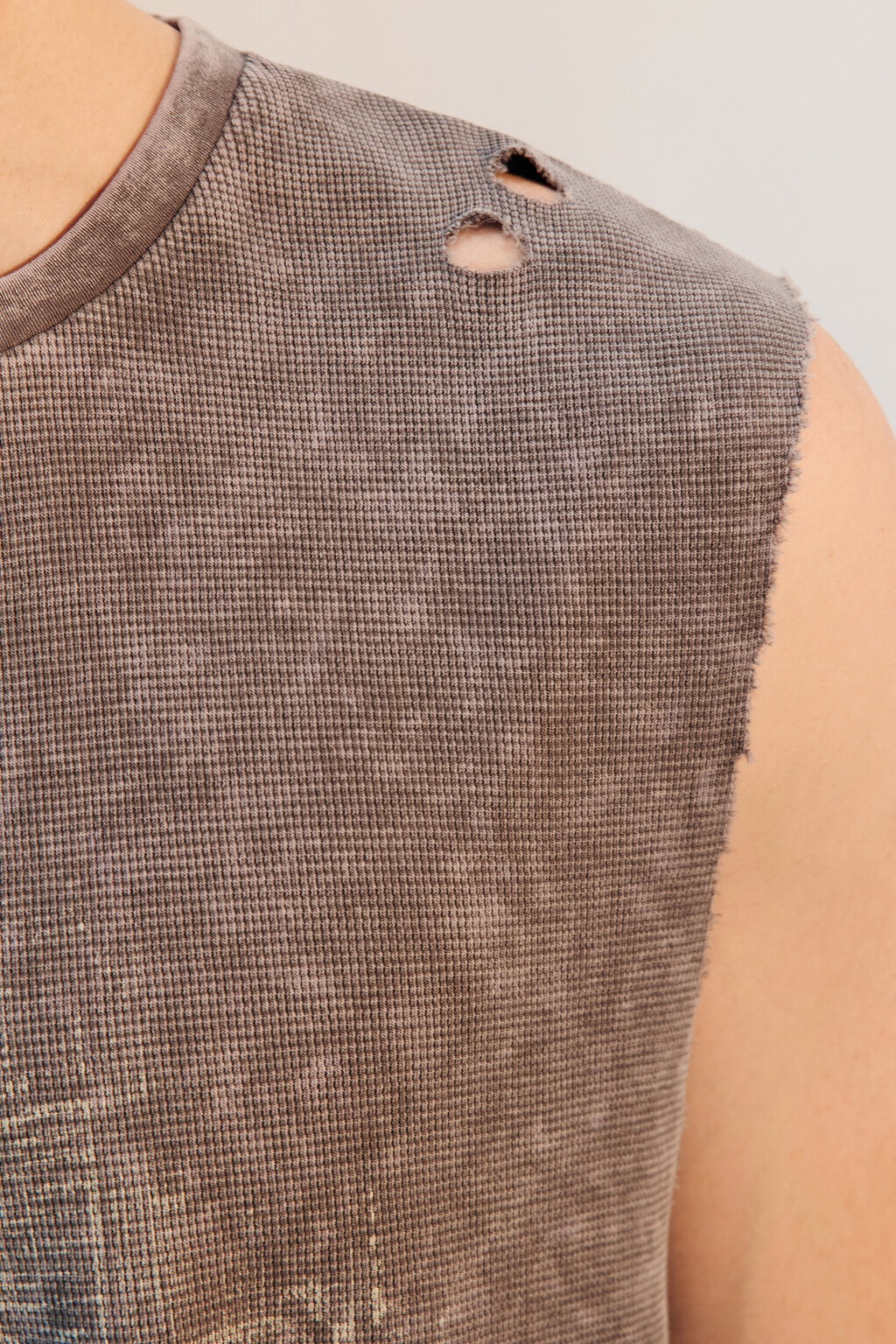 Майка рваная с обрезанными краями - цвет серый - 6