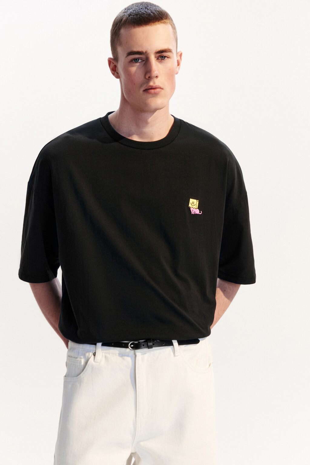 Футболка oversize с маленькой вышивкой - цвет черный - 1
