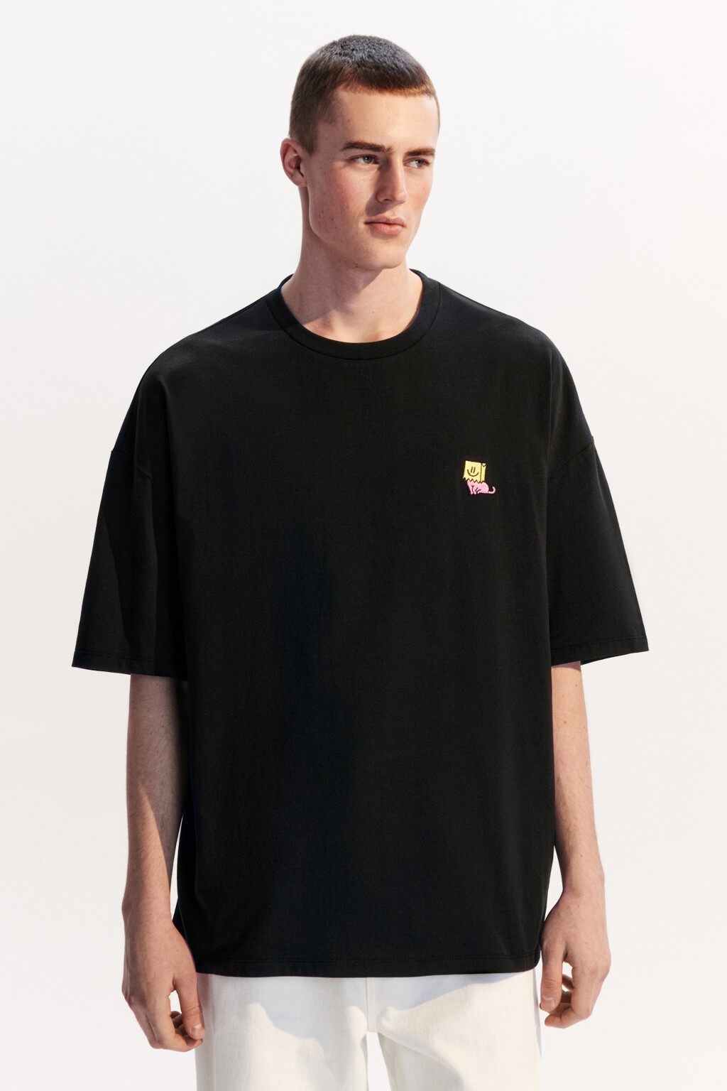 Футболка oversize с маленькой вышивкой - цвет черный - 2