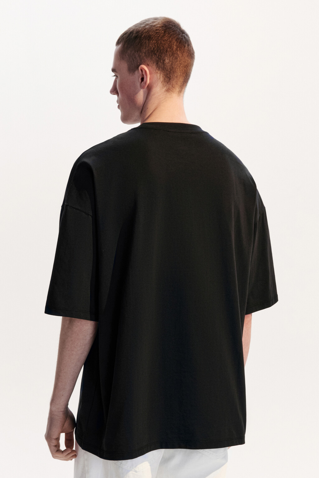 Футболка oversize с маленькой вышивкой - цвет черный - 3