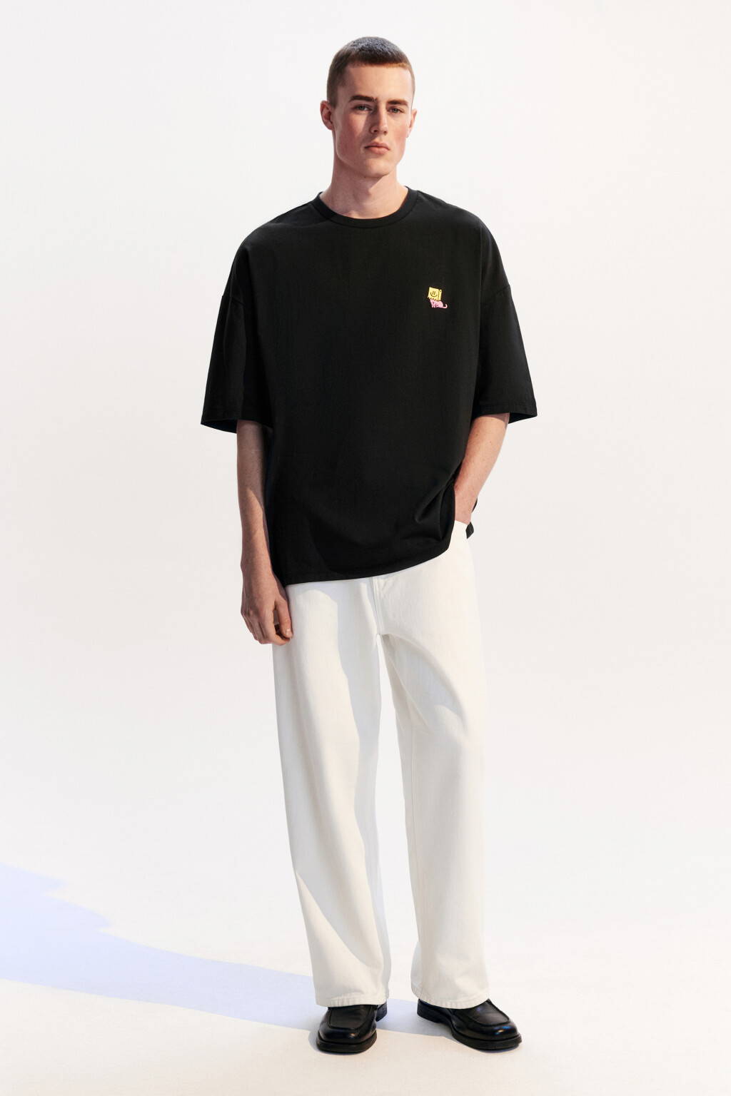 Футболка oversize с маленькой вышивкой - цвет черный - 4