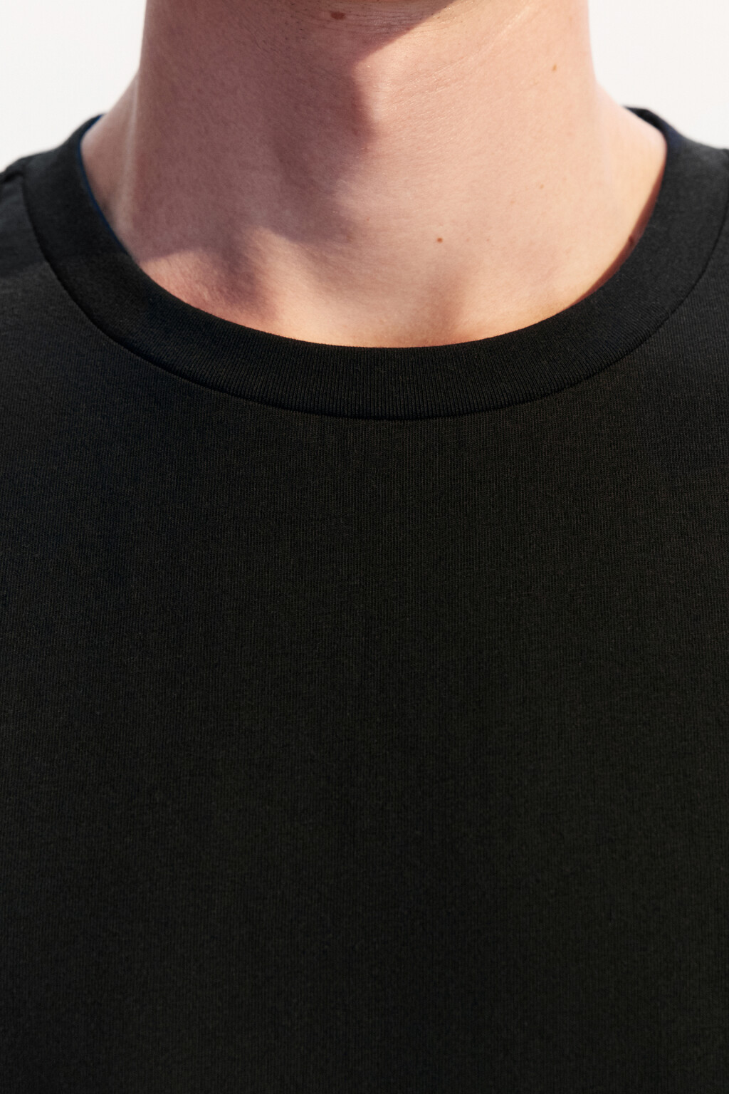Футболка oversize с маленькой вышивкой - цвет черный - 5