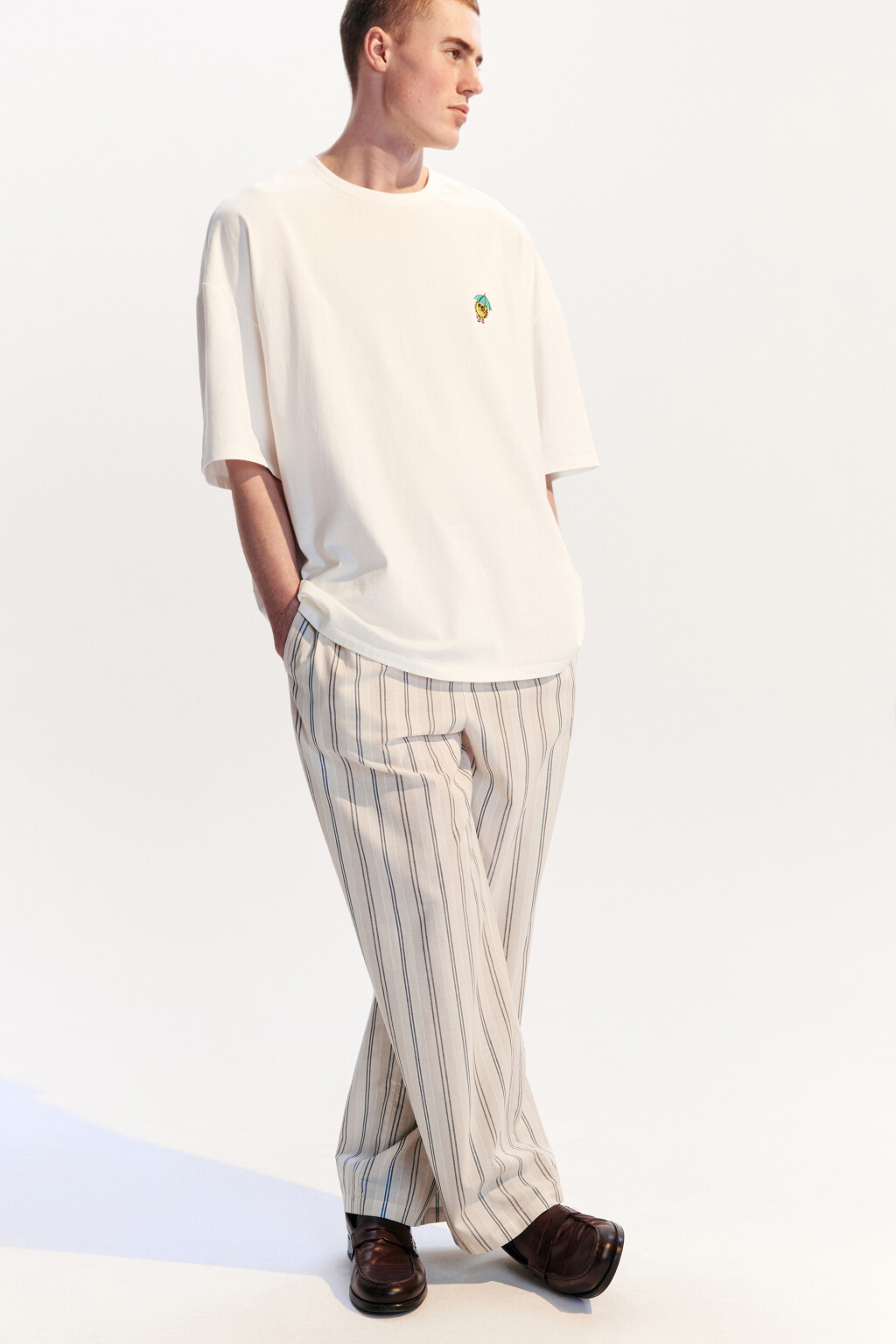 Футболка oversize с маленькой вышивкой - цвет белый - 2