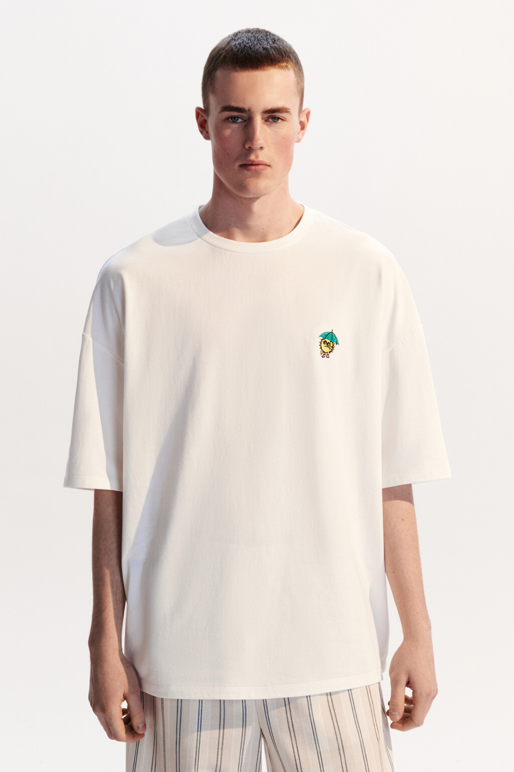 Футболка oversize с маленькой вышивкой - цвет белый - 3