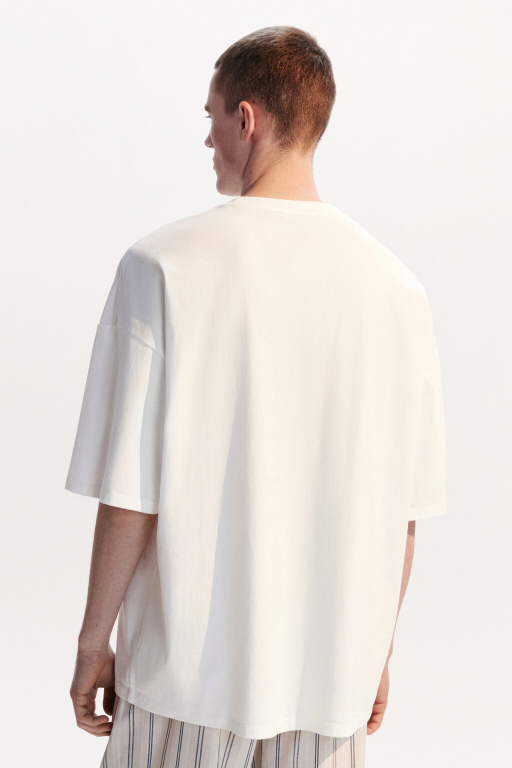 Футболка oversize с маленькой вышивкой - цвет белый - 4