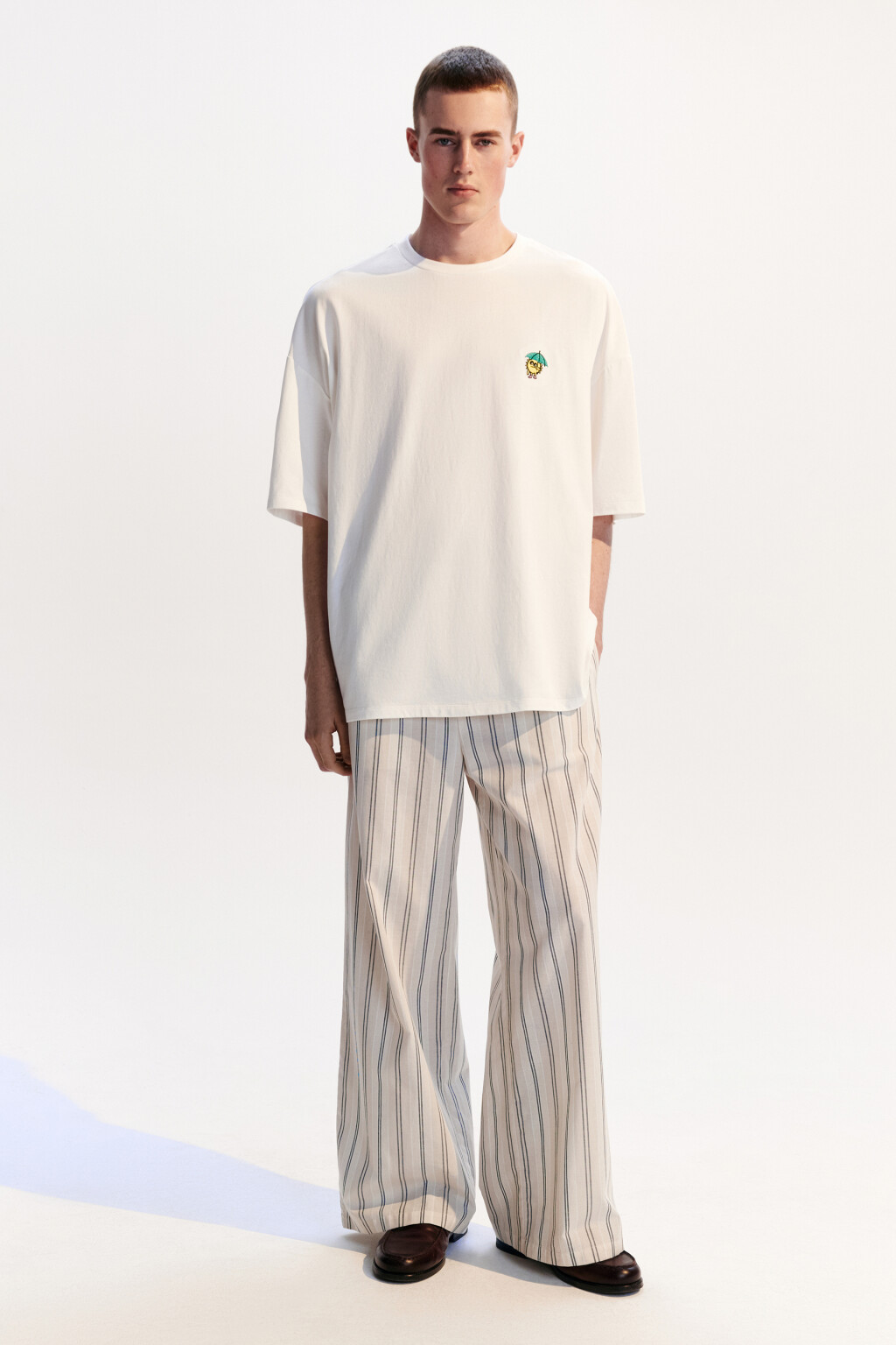 Футболка oversize с маленькой вышивкой - цвет белый - 5