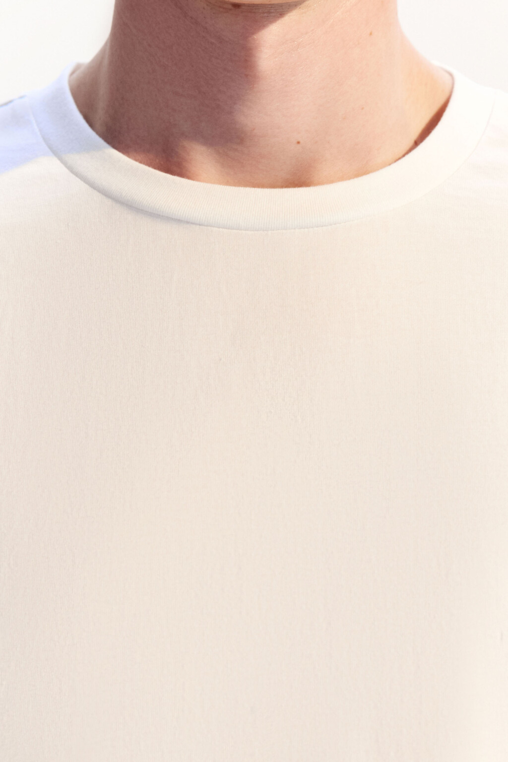 Футболка oversize с маленькой вышивкой - цвет белый - 6