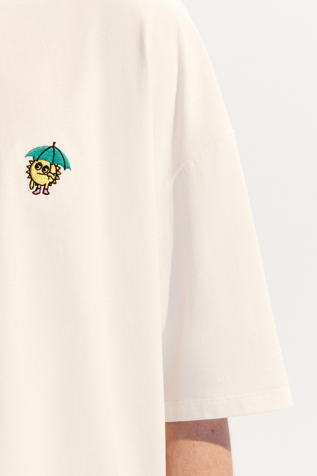 Футболка oversize с маленькой вышивкой - цвет белый - 7
