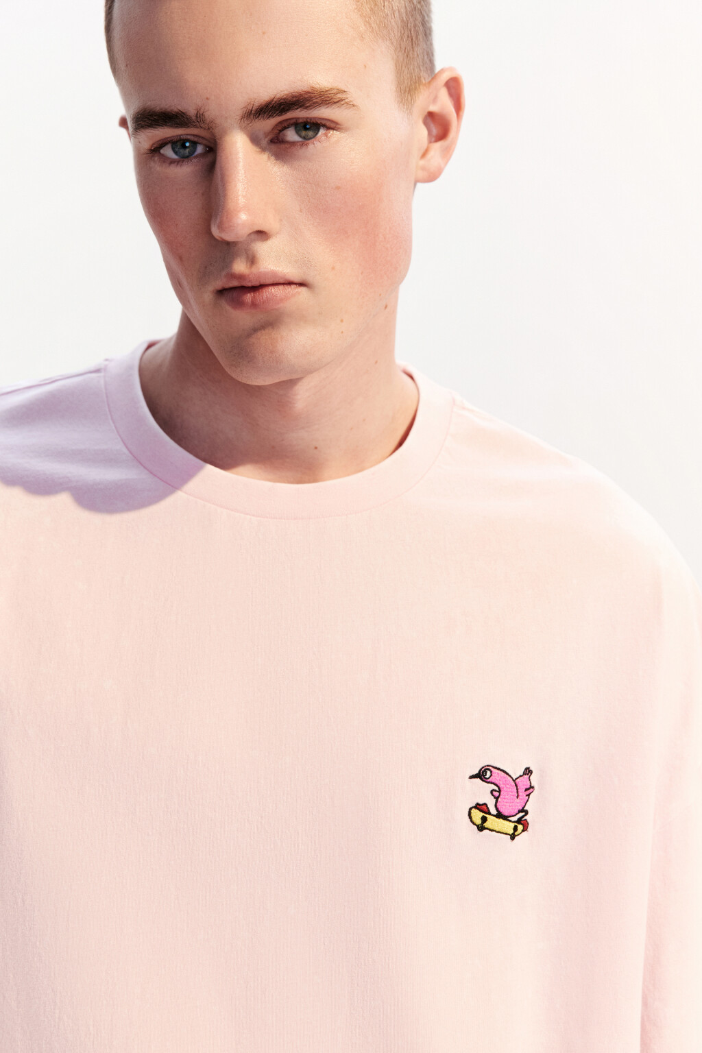 Футболка oversize с маленькой вышивкой - цвет розовый - 2