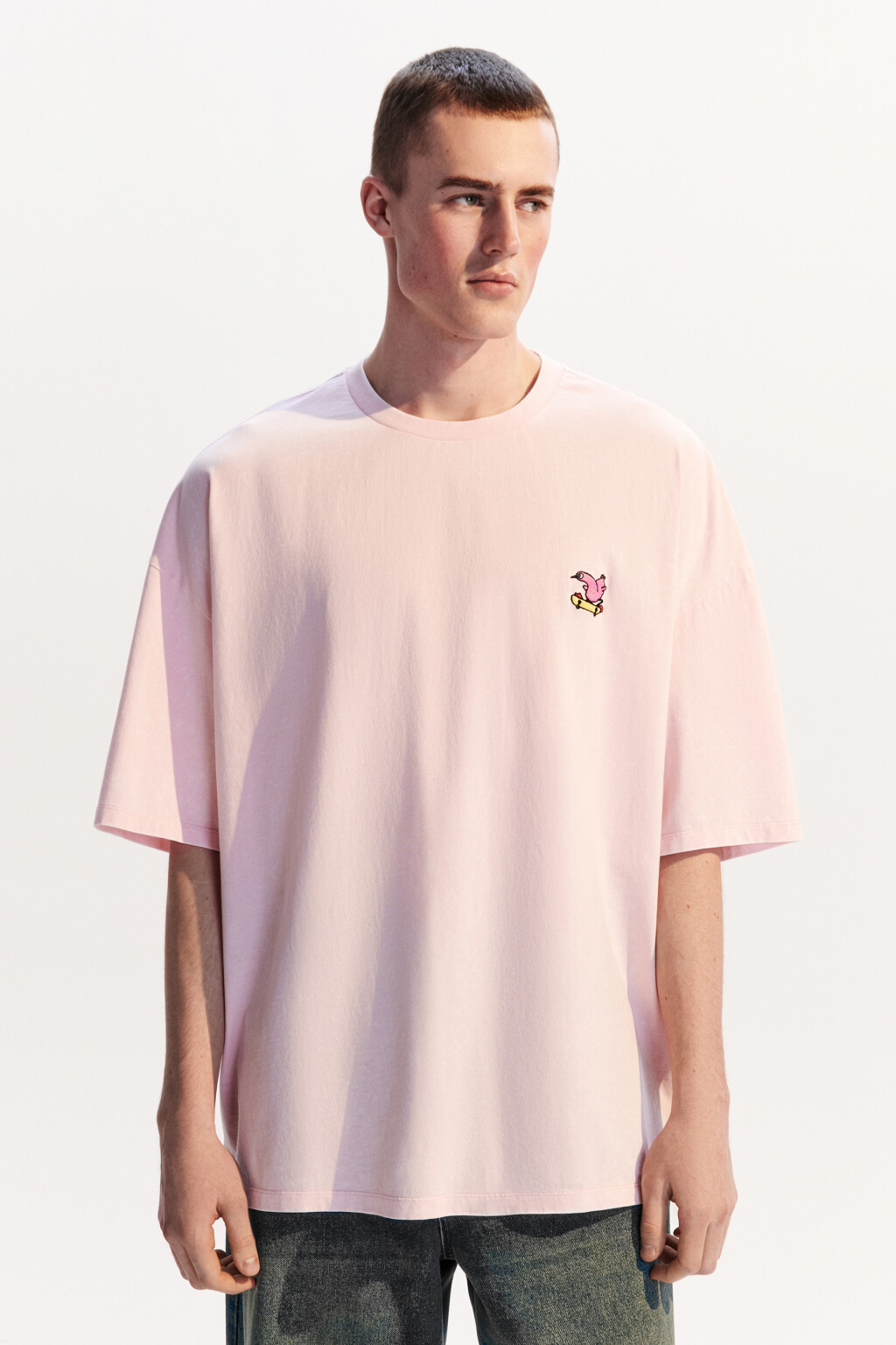 Футболка oversize с маленькой вышивкой - цвет розовый - 3