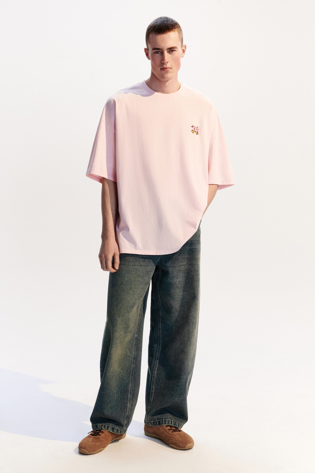 Футболка oversize с маленькой вышивкой - цвет розовый - 5