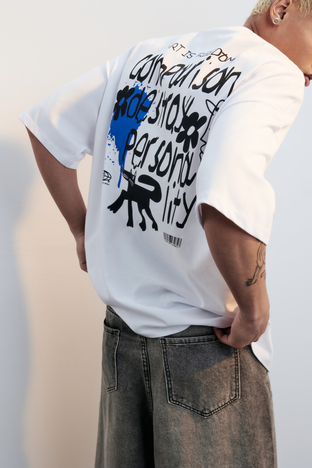 Футболка оверсайз с принтом в стиле граффити - цвет белый - 1