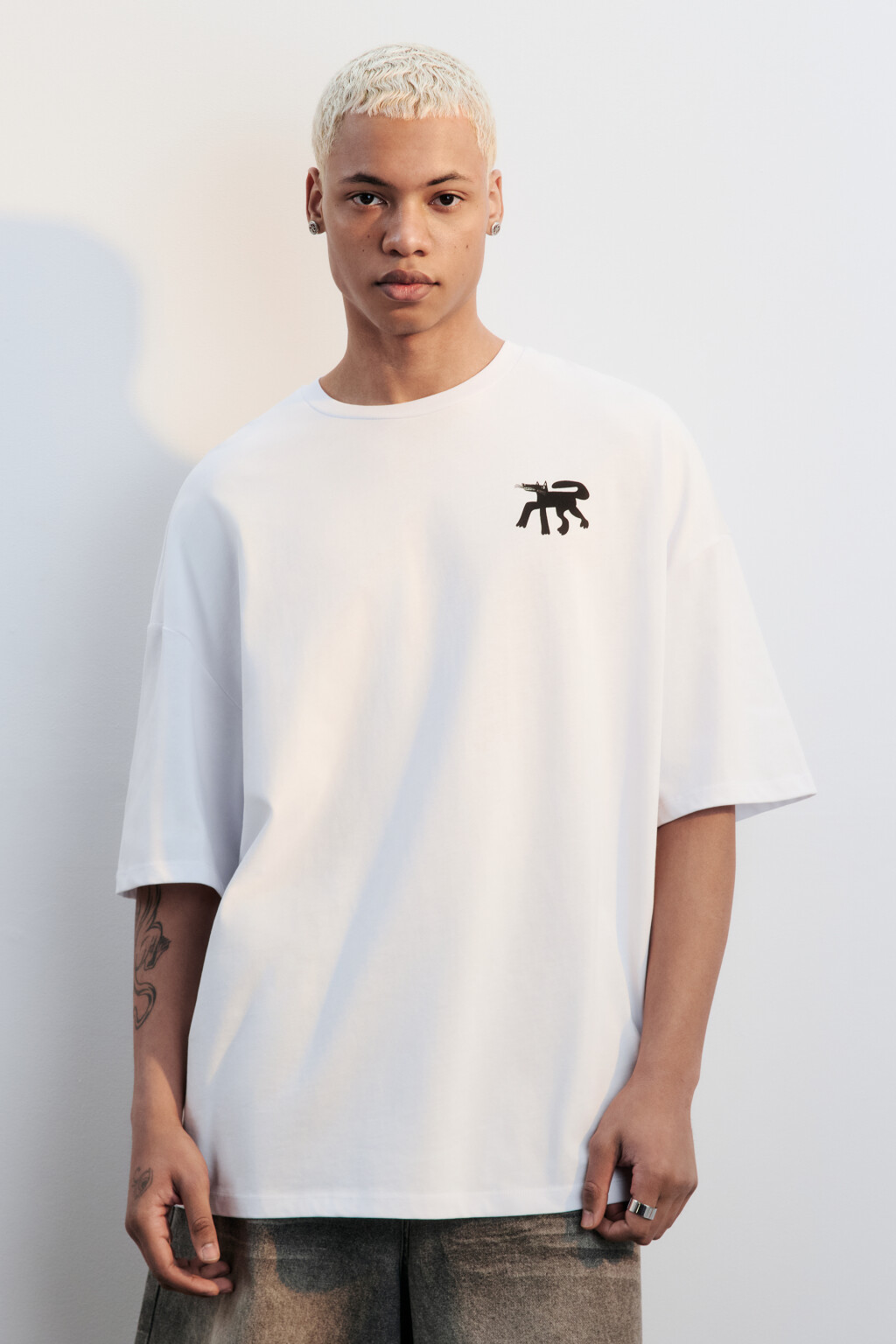 Футболка оверсайз с принтом в стиле граффити - цвет белый - 2