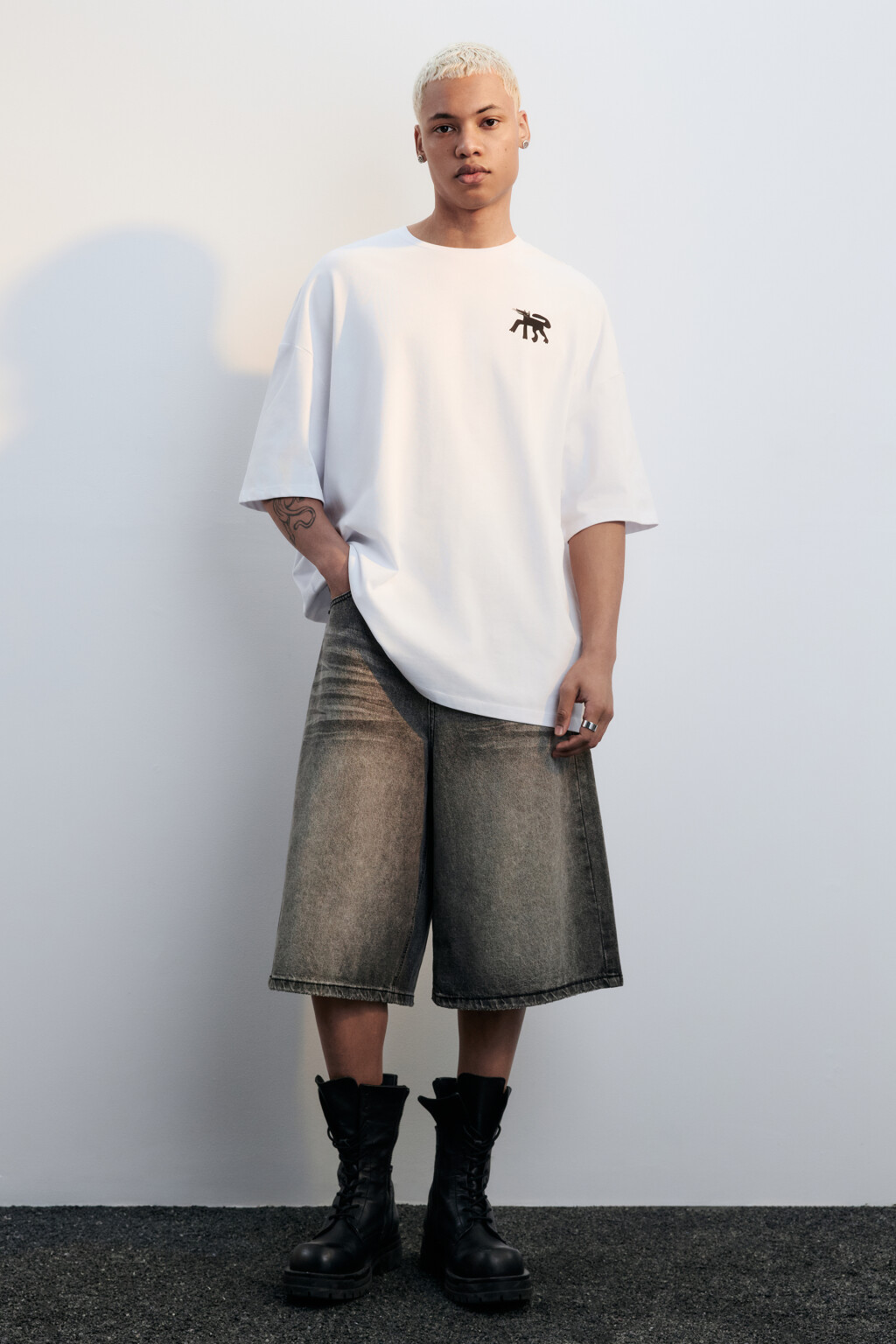 Футболка оверсайз с принтом в стиле граффити - цвет белый - 4