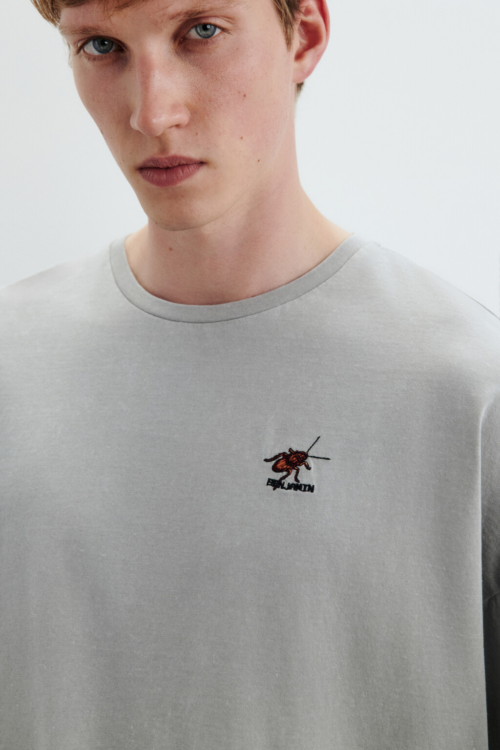 Футболка с вышивкой и надписью - цвет серый - 2