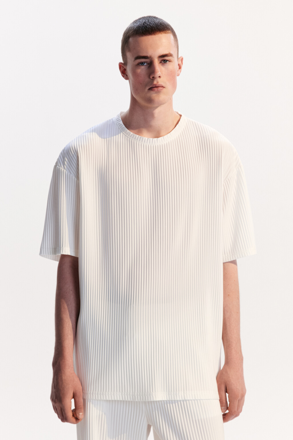 Футболка oversize из ткани в рубчик - цвет белый - 2