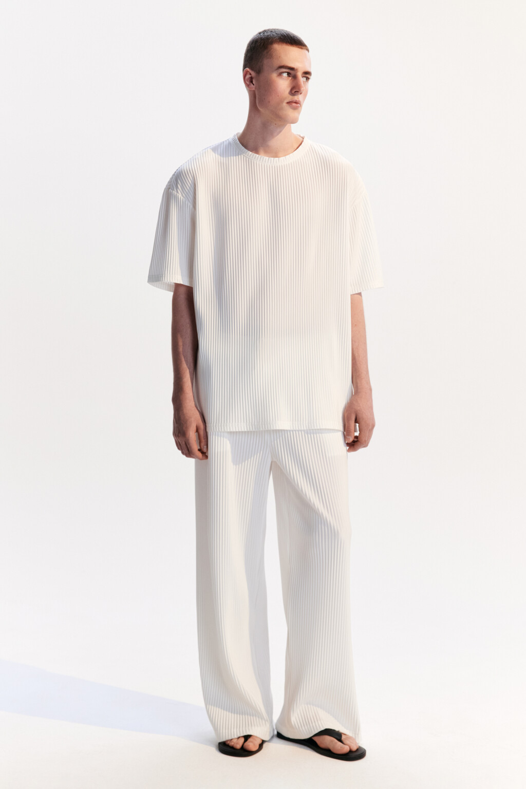 Футболка oversize из ткани в рубчик - цвет белый - 4