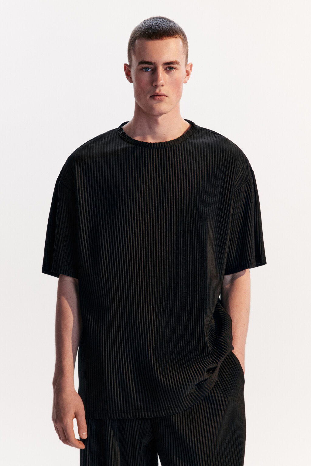 Футболка oversize из ткани в рубчик - цвет черный - 2