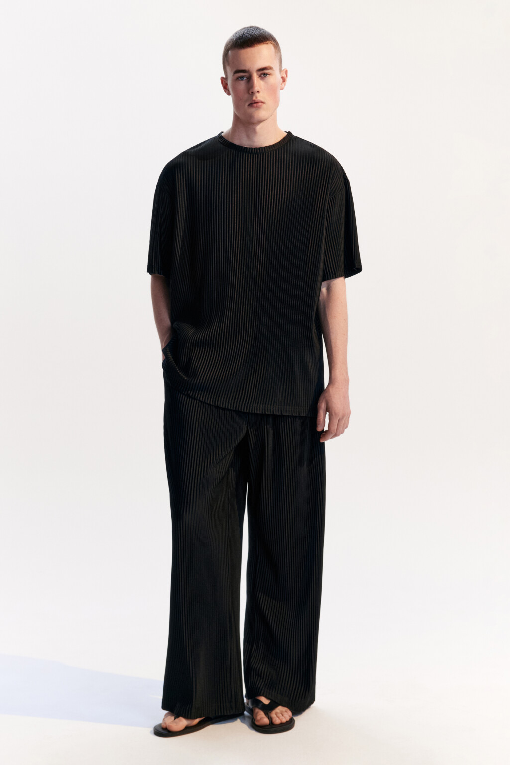 Футболка oversize из ткани в рубчик - цвет черный - 4