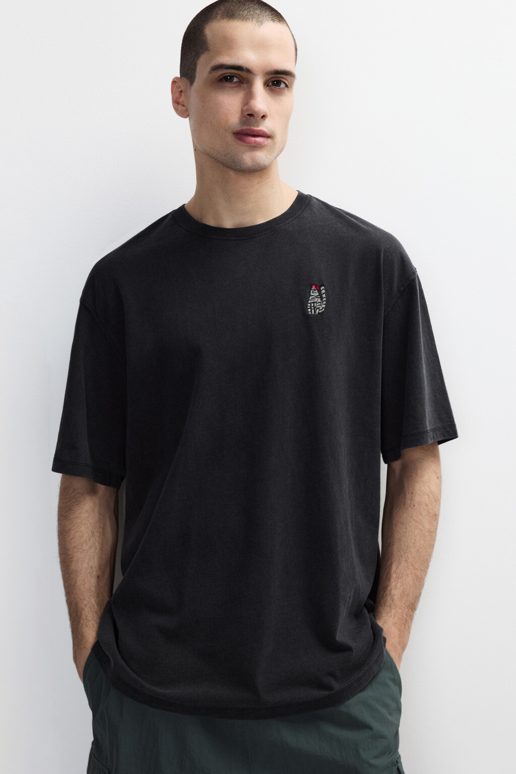 Футболка с вареным эффектом и вышивкой - цвет черный - 1