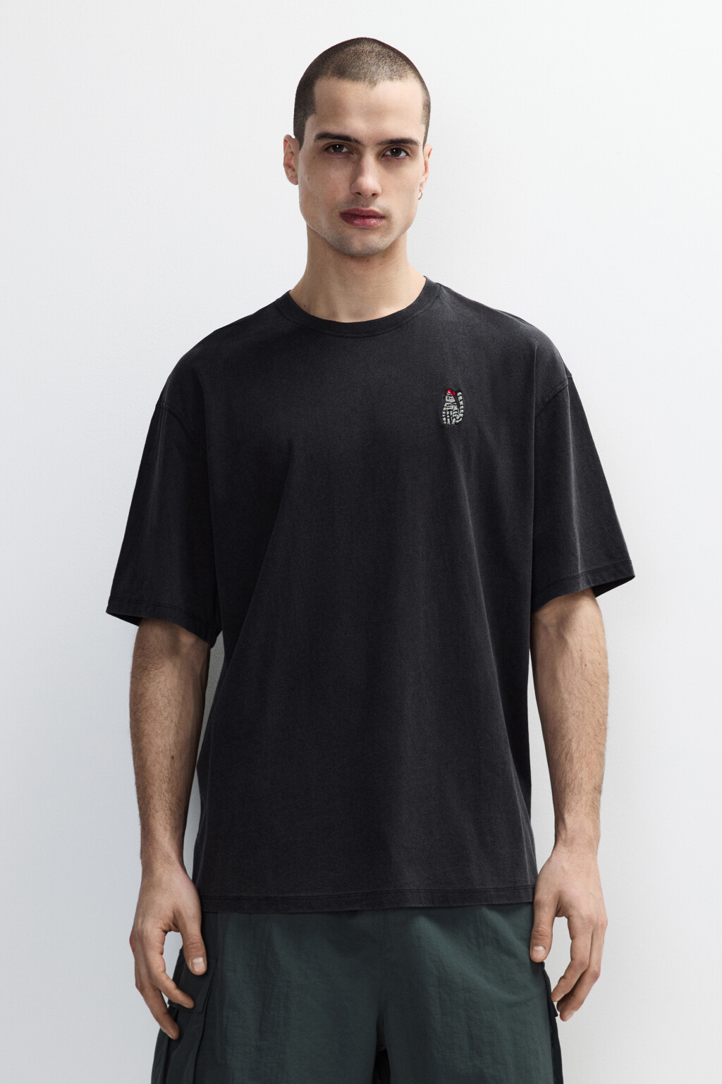 Футболка с вареным эффектом и вышивкой - цвет черный - 2