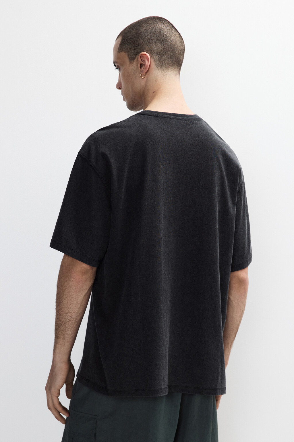 Футболка с вареным эффектом и вышивкой - цвет черный - 3