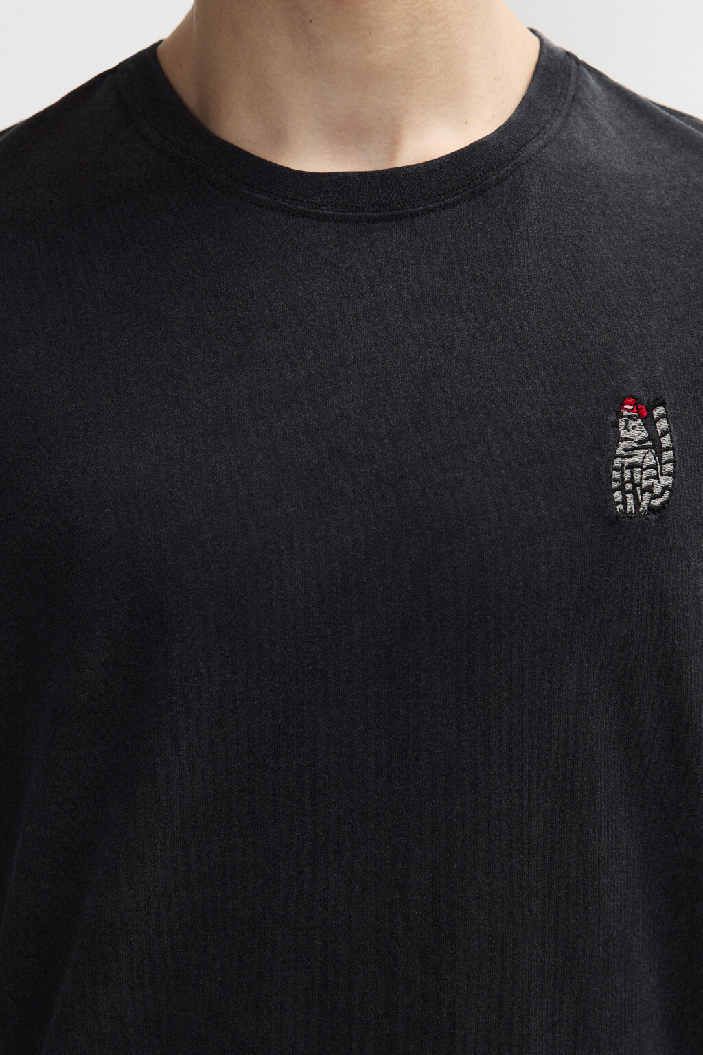 Футболка с вареным эффектом и вышивкой - цвет черный - 5