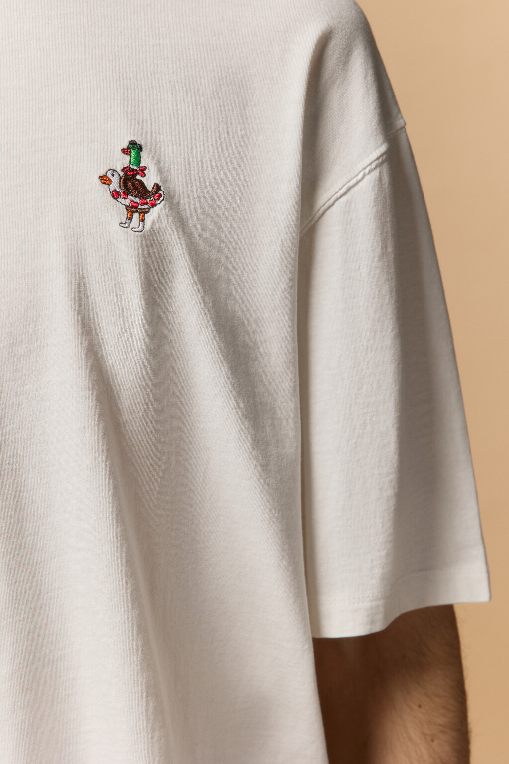 Футболка с вареным эффектом и вышивкой - цвет белый - 7