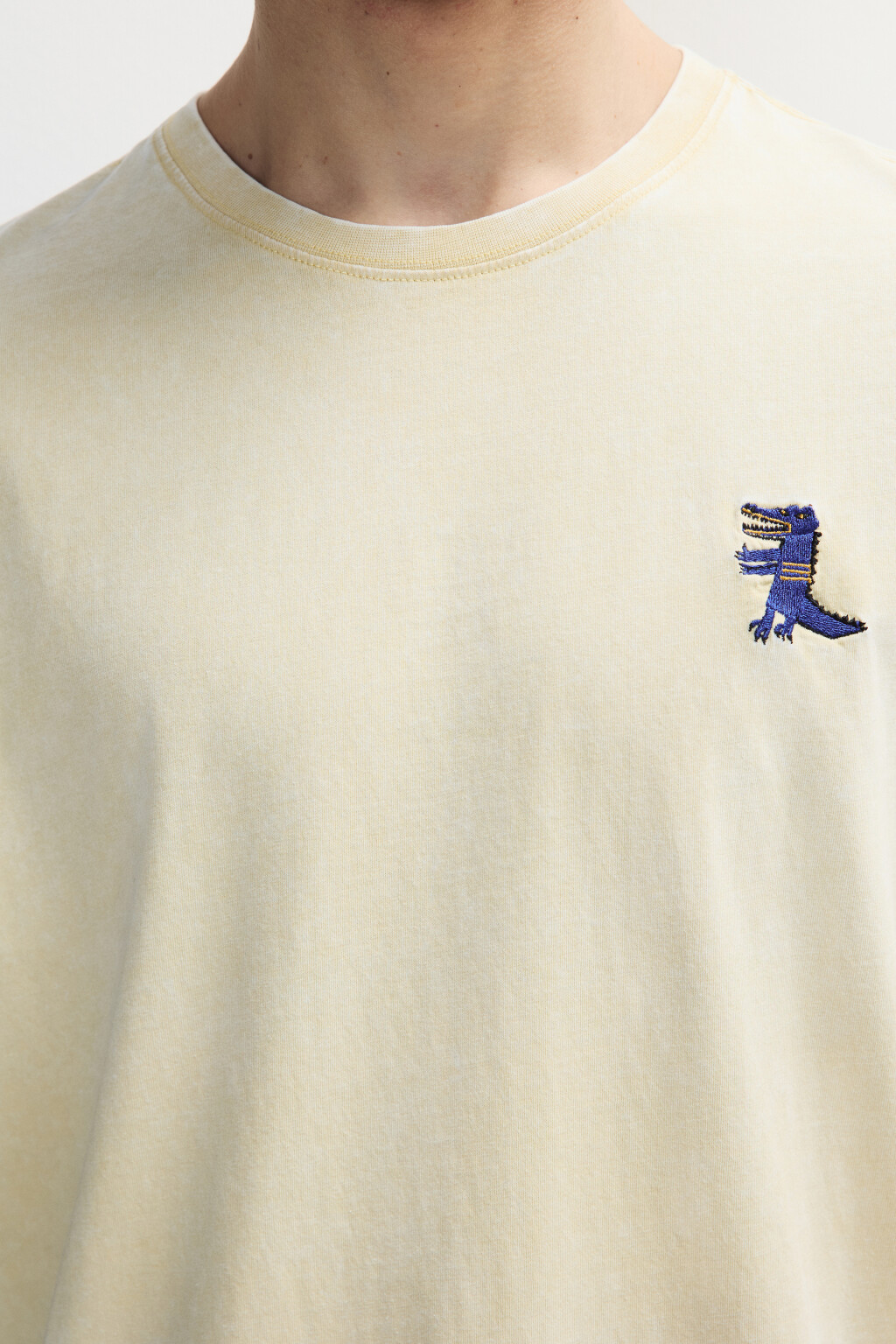 Футболка с вареным эффектом и вышивкой - цвет желтый - 5