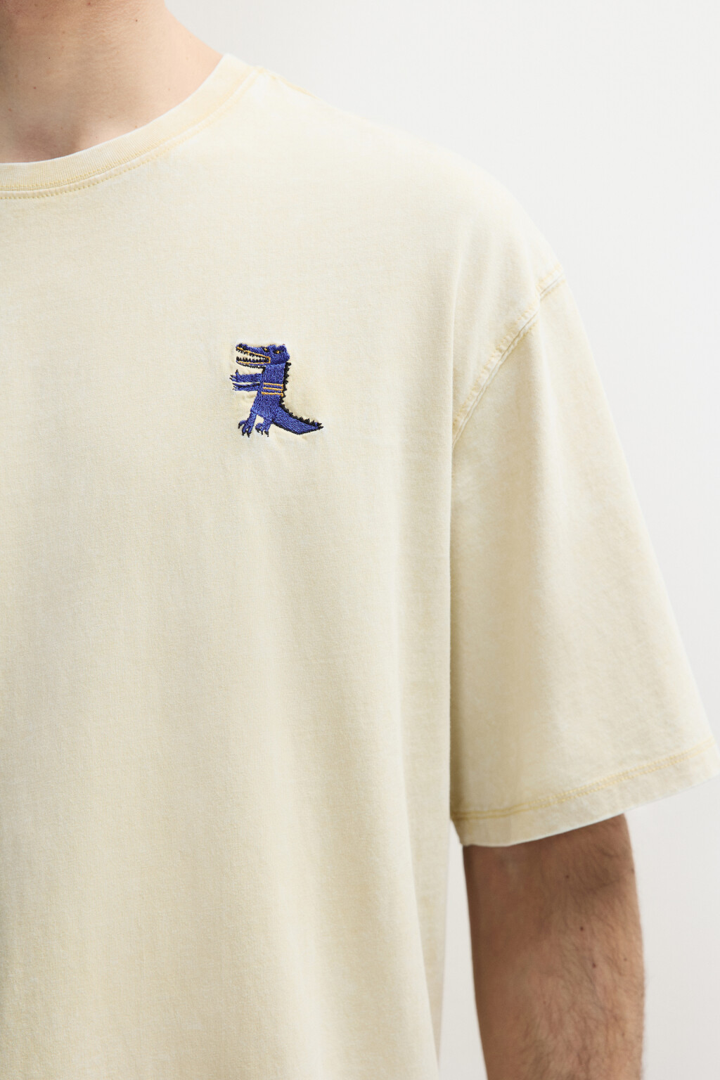 Футболка с вареным эффектом и вышивкой - цвет желтый - 6