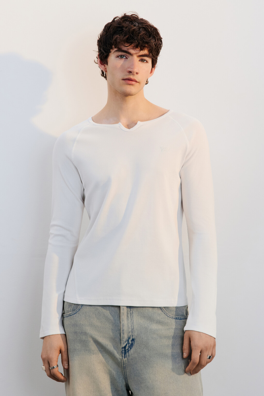 Лонгслив в рубчик с фигурным вырезом - цвет молочный - 2